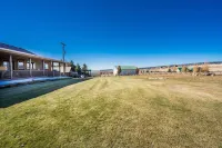 40 Min from Ynp!  18 Beds! New Bedding! Lots of Parking! Sleeps 30+ - Chalets