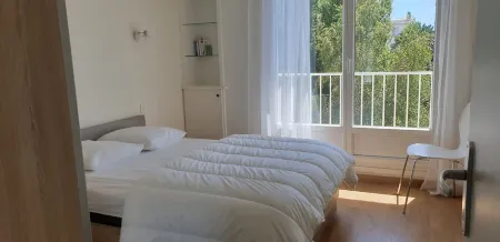 Beautiful and spacious apartment in the center of Concarneau Отели в г. Конкарно