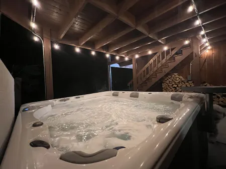 Cozy Large Cabin with hot tub and skiing and hot springs near by! Trails galore!