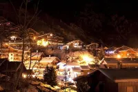 AT THE FOOT OF THE CHAMPAGNY EN VANOISE SLOPES LA PLAGNE-PARADISKI PARC DE LA VANOISE