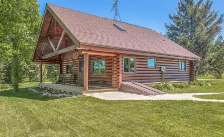 Lake Winnebago waterfront 3 bedroom Log home on a private lot with a great view!