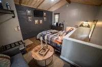 The Not SO “Tiny” Couple’s Cabin. 5 Minutes to Downtown with Hot Tub & Fire Pit