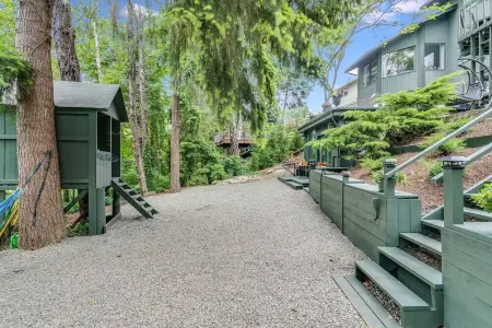 Beautiful place+great location  with large smart TV. Отели в г. Федерал-Уэй