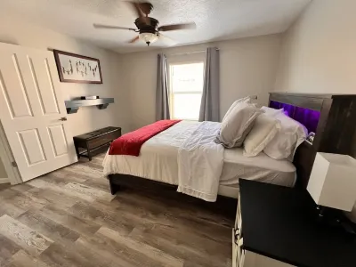 Gorgeous house w/hot tub pool table gaming table next to amazing walking trail! Hotels near Speedway