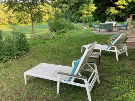 Remodeled Unit #1, 7 min to Great Barrington, 12 min to Ski Resorts & Trails