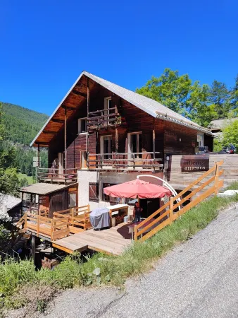 Colorful, self-contained Père Castor apartment in the center of Molines