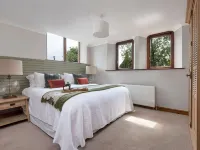 Luxurious Old Chapel Close to Countryside Walks アッシュボーンのホテル