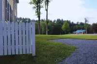 Hillside Haven: Luxe Farm Escape with 5BR - 2 King Bed - 2 Full Bath - Sleeps 10