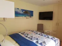 2 Raum-wohnung mit Balkon und Zugang zum Garten. Wohnung Liegt Nach Hinten