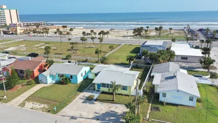 Rare Find, Inlaw suite, Oceanviews, Outside Dining, and Walk to Beach!