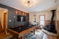 6BR Huge Family Cabin | Game Room, Modern, Views!