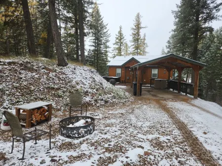 Life`s A Bear Retreat! COUPLES HOT TUB KING SIZE BED!