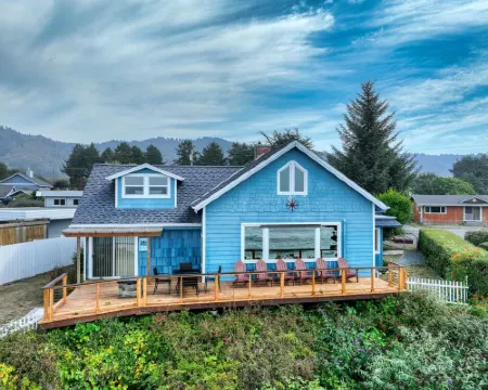 OCEANFRONT Sunset Cabin with stunning ocean views & staircase to the beach! Hotels in Harbor