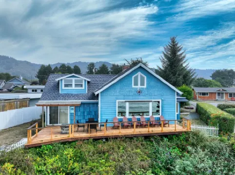 OCEANFRONT Sunset Cabin with stunning ocean views & staircase to the beach!