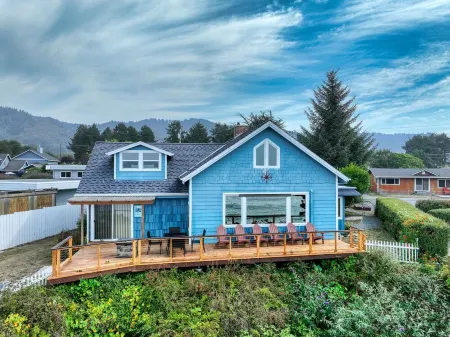 OCEANFRONT Sunset Cabin with stunning ocean views & staircase to the beach!