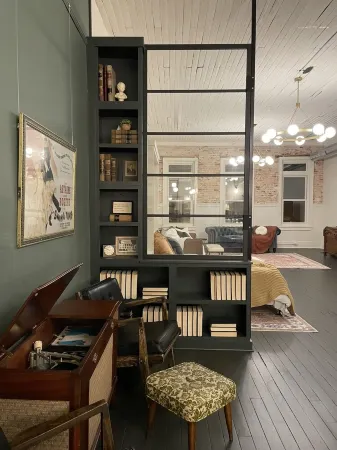 Huddleston Hall - Historic Downtown Apartment