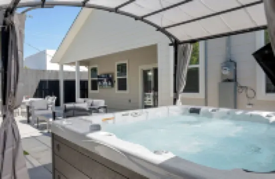 Sleeps 20 in FW Stockyards w HotTub & MiniGolf