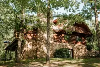 Lake Hamilton Lakefront Log Home - as seen in 'Travel & Leisure' Magazine Hotels in 