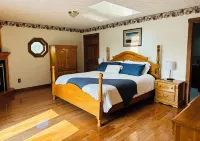 Charming 3-bedroom cottage in Roque Bluffs with ocean access and fire pit