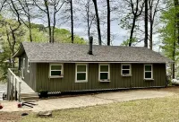 Cozy Cabin with Screened Porch and Fishing Dock on Lake D'Arbonne