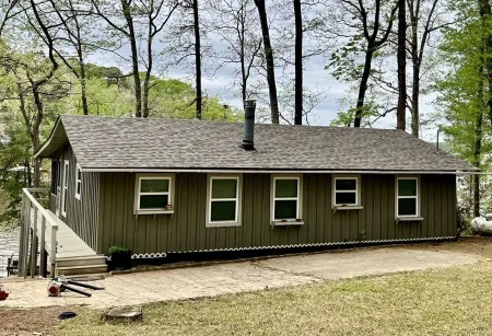 Cozy Cabin with Screened Porch and Fishing Dock on Lake D'Arbonne Отели в г. Юнион Пэриш