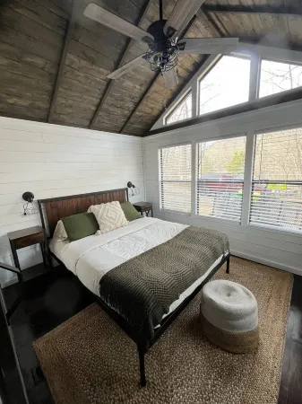 Cozy Mountainside Cottage along the Green River with the comforts of home!