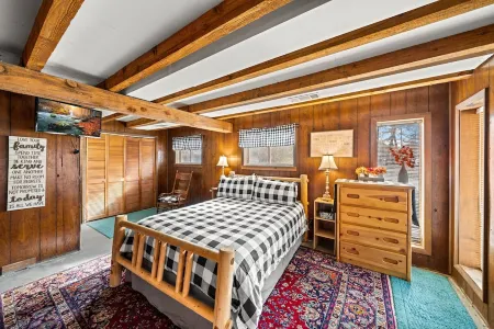 Log Cabin, Utk/Neyland, Smokies, 16Acres, FP, HotTub, Sauna, Fishing, Golf, Pets