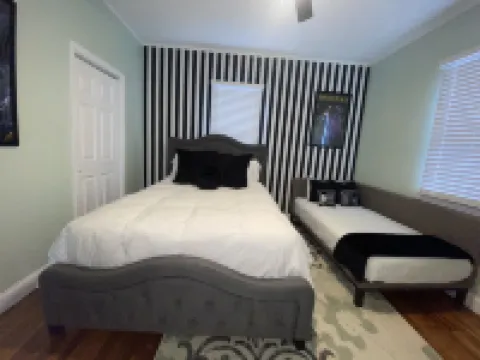 Lallys House, Historic Salem. Steps from common & Halloween events-Themed rooms!