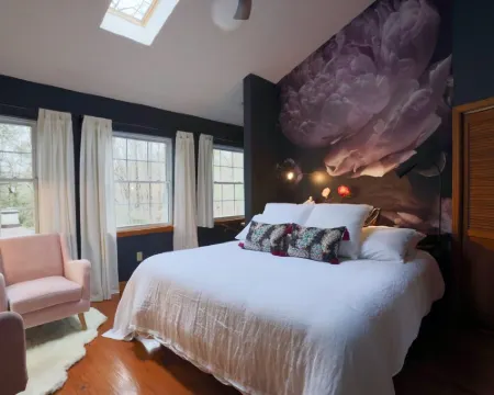 THE LOVERLY - Your Romantic Love Nest - hot tub, 3 fireplaces, 2 bath,  gazebo Hotels in Edneyville
