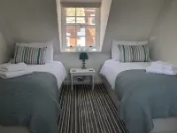 Location Location Location Only 5 Minutes Walk to Poole Quay