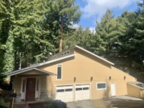 Large house Up in the Redwoods perfect for large families. Pet friendly. Hoteles en Fortuna