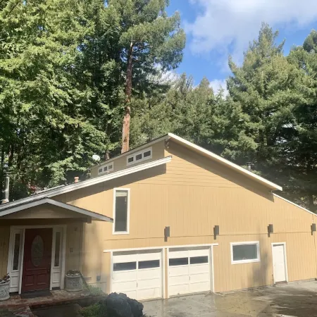 Large house Up in the Redwoods perfect for large families. Pet friendly.