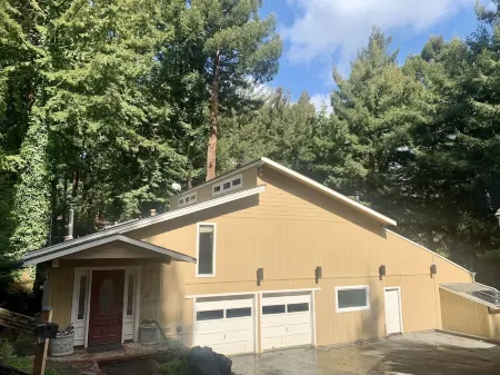 Large house Up in the Redwoods perfect for large families. Pet friendly. Отели в г. Фортуна