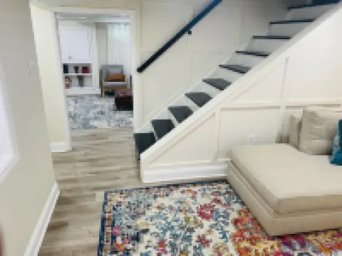 Stylish & Spacious Princeton Basement Apt with King Bed, Private Entrance