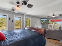 PVT PENINSULA! Hot tub, beach, spectacular views w/huge kitchen!Sleeps up to 21 Hotels in Cople