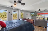 PVT PENINSULA! Hot tub, beach, spectacular views w/huge kitchen!Sleeps up to 21