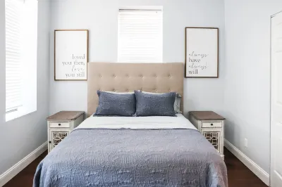 Cozy townhouse in the heart of "The Grove Minutes from Forest Park and Zoo. โรงแรมใกล้Saint Louis Zoo