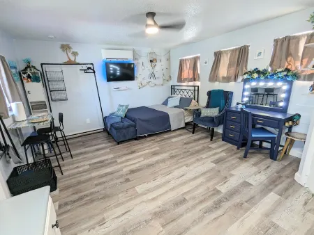 Surf Shack - Soak up the Sun!