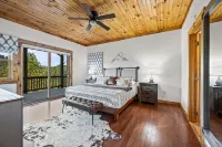 Mountain Views, Hot Tub, Pet-Friendly, 3BD/2BA Cabin
