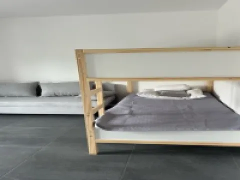 Moderne Ferienwohnung, Platz für 6 Gäste - 2 Schlaf-/ Wohn-/badezimmer, Terrasse Hoteles en Singen