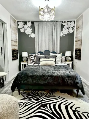 Steps to Restaurants & Main Street.  Pet friendly