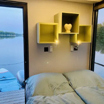 Luxury Houseboat with Many Extras Included