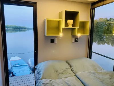 Luxury Houseboat with Many Extras Included Hotels in der Nähe von Schloss Mirow