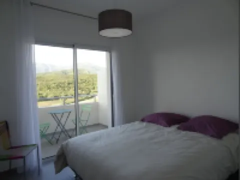 Superb 3-room apartment with view of the sea, mountains & vineyards