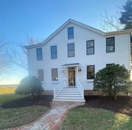 Historic Waterfront Escape • Dock, Deck, Fire Pit, Views, Peace & Kayaks