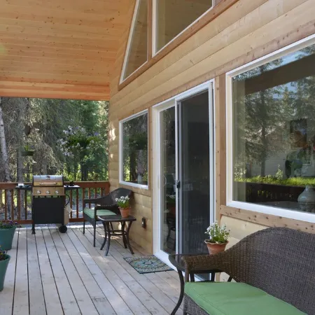 Lower Paradise Log Cabin in Moose Pass
