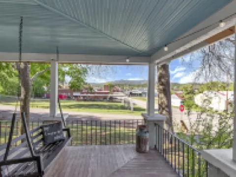 The Ouachita Depot- Large house/Perfect location Hotels in Mena