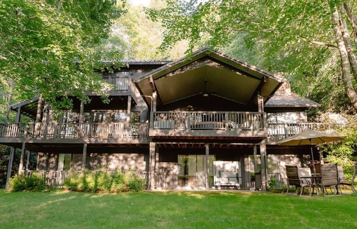 Lakefront Retreat in Quite Cove on Luxurious Lake Toxaway