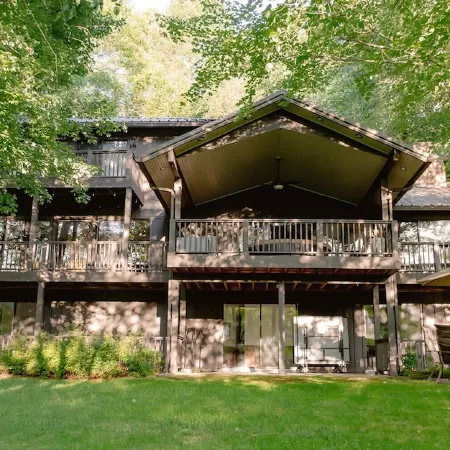 Lakefront Retreat in Quite Cove on Luxurious Lake Toxaway Отели в г. Хогбек