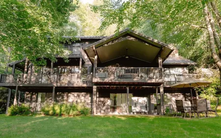 Lakefront Retreat in Quite Cove on Luxurious Lake Toxaway